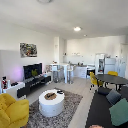 Center Lux Iv アパート